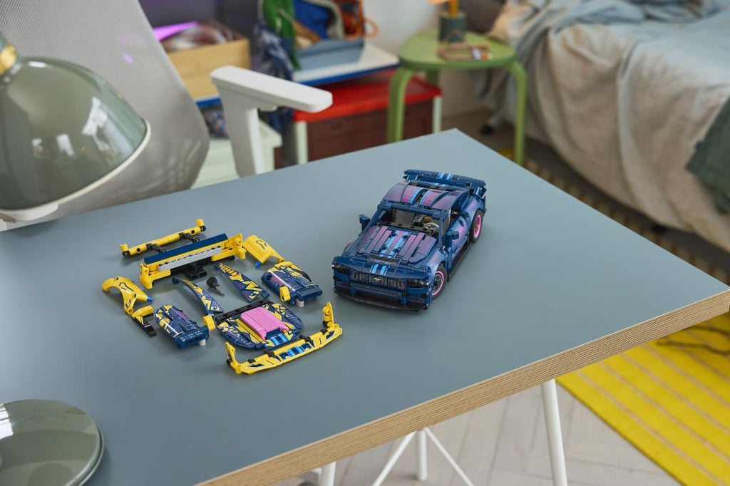 42236 | LEGO® Technic Custom Garage Ford Mustang GT Car