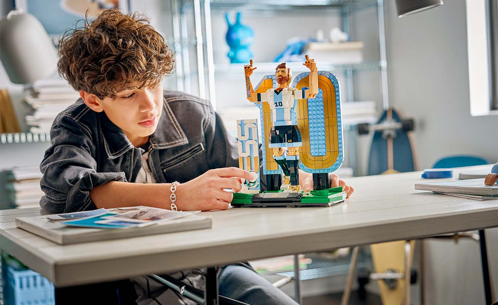 43015 | LEGO® Editions Lionel Messi – Soccer Legend