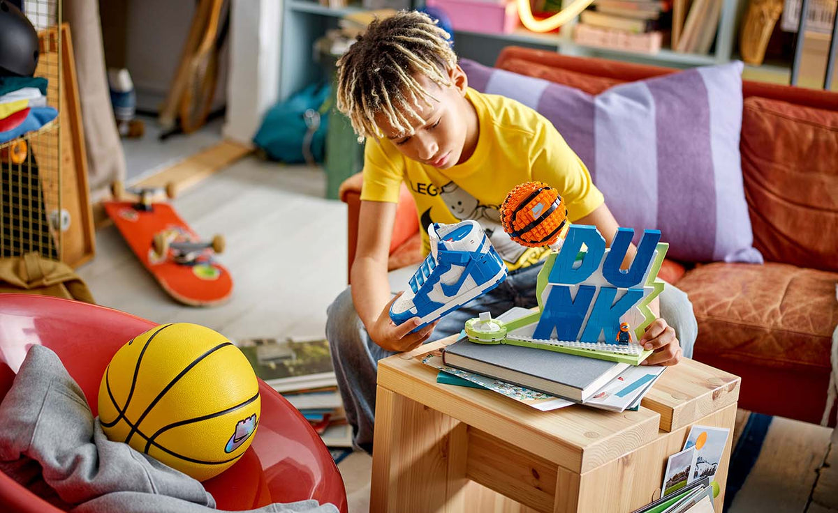 43008 | LEGO® Iconic Nike Dunk
